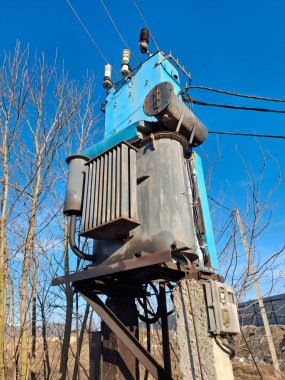 Şimdiki trafo ve yüksek voltajlı elektrik hatları