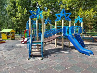 Park alanında insan olmayan çocuklar için çocuk parkı