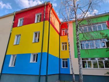 Okul binasının çok renkli yüzü