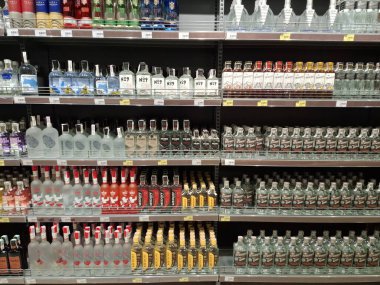 KYIV, UKRAINE, 20 Eylül 2025: Süpermarket raflarında alkol ürünleri. Çeşitli alkollü içecekler bir mağazanın içki reyonunda raflarda duruyor.