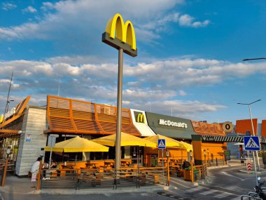 KYIV, UKRAINE, 20 AĞUSTOS 2025: Kyiv 'deki yeni McDonalds fast food restoranının yakınındakiler