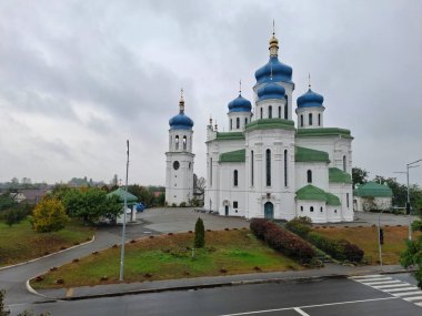Kutsal Üçleme Katedrali veya Troieshchyna Katedrali, Kyiv 'deki en büyük Ukrayna Ortodoks kiliselerinden biridir.