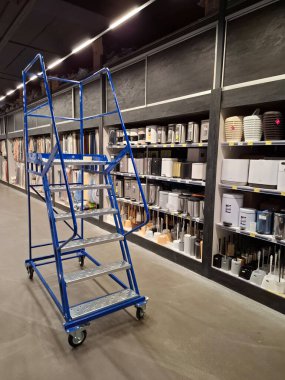 KYIV, UKRAINE, HAZİRAN 30, 2025: Bir süpermarkette çalışanlar için taşınabilir metal bir merdiven