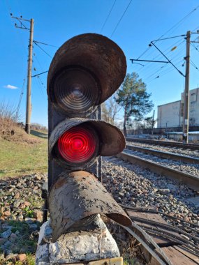 Demiryolu trafik lambası ve kırmızı ışık. Tren trafiği yasaktır. Demiryolu trafik lambası - bir demiryolu üzerinde sinyal cihazı. Trafik ışığı kırmızı.