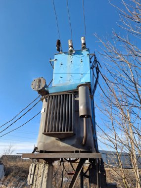 Eski transformatör ve yüksek voltajlı elektrik hatları