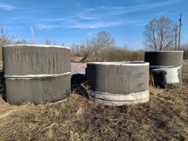 İnşaat işleri için farklı çaplarda güçlendirilmiş beton halkalar. Güçlendirilmiş beton halkalar kuyu yapımında kullanılan özel yapılardır.