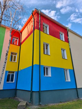 Okul binasının çok renkli yüzü