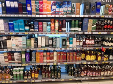 KYIV, UKRAINE, 20 Eylül 2025: Süpermarket raflarında alkol ürünleri. Çeşitli alkollü içecekler bir mağazanın içki reyonunda raflarda duruyor.