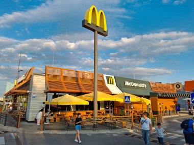 KYIV, UKRAINE, 20 AĞUSTOS 2025: Kyiv şehrindeki yeni McDonalds fast food restoranının yakınındakiler