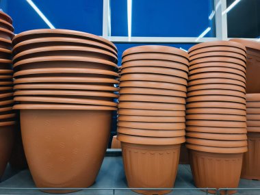 Çiçekçide büyük plastik saksılar satılır. Süpermarket raflarında büyük saksılar