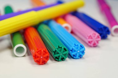 Masanın üzerinde renkli plastik keçeli kalemler var. - RGB. Gökkuşağı renklerinin çok renkli keçeli kalemleri