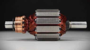 Küçük ev aletlerinden bakır bobinli elektrikli bir motorun armatür veya perküsyon masajcısı.