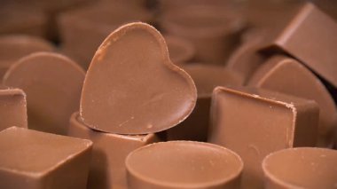 Sevgililer Günü Hediyesi. Çikolatalı şekerler. Farklı şekillerde lezzetli çikolata şekerlemeleri, kalp şeklinde olanlar da dahil.