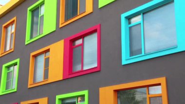 Varicoloured windows ile yeni bina
