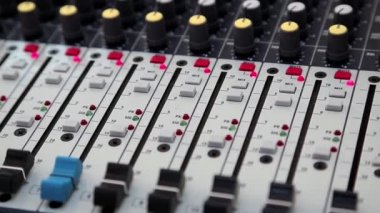 Kayıt stüdyosu konsol ses üretimi