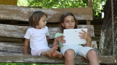Tablet bilgisayar ile iki kız
