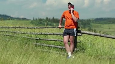 Telefon, gülümseyen ve jestleri konuşan adam