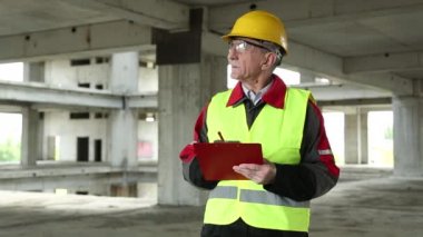 İnşaat sahasında denetleyici personel