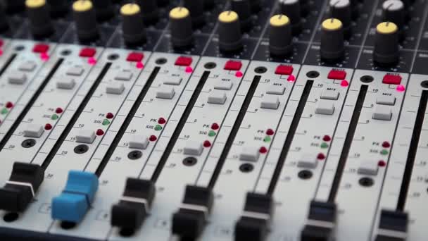 Consola de producción de audio en estudio de grabación — Vídeo de stock
