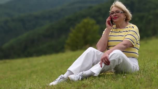 Mujer se comunica a través del teléfono celular — Vídeo de stock