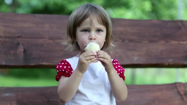 Menina come sorvete — Vídeo de Stock