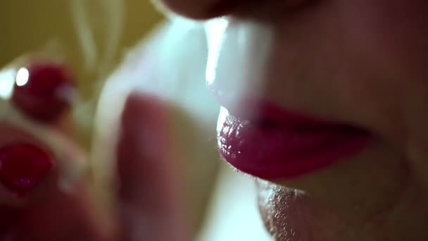 Sigara kadın kırmızı tırnaklar — Stok video