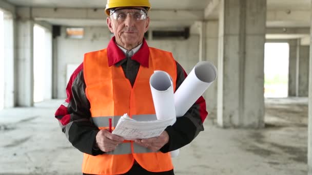 Ingeniero constructor de casco amarillo — Vídeos de Stock