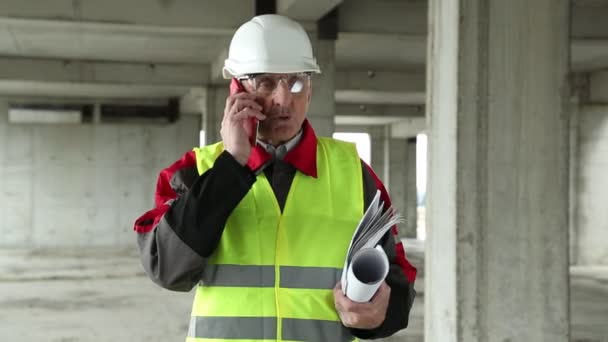 Engenheiro de capacete branco fala por telefone — Vídeo de Stock