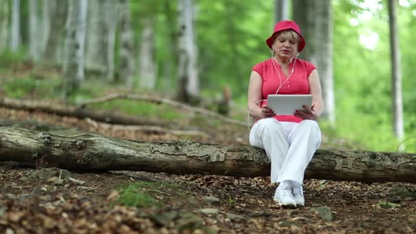 Vrouw gesprekken op skype — Stockvideo