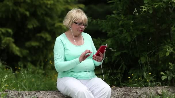 Mujer rubia sosteniendo el teléfono — Vídeos de Stock