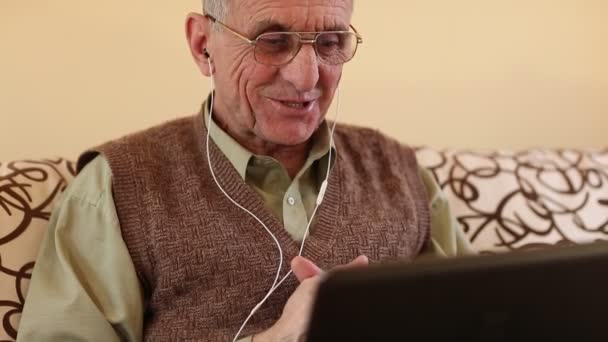 Senior man communicates via laptop — Stock Video