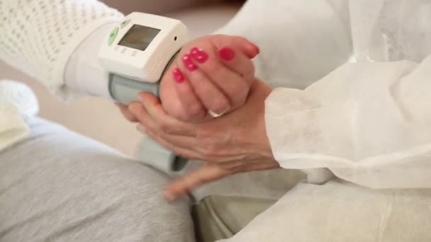 Врач и пациент, измерение артериального давления — стоковое видео