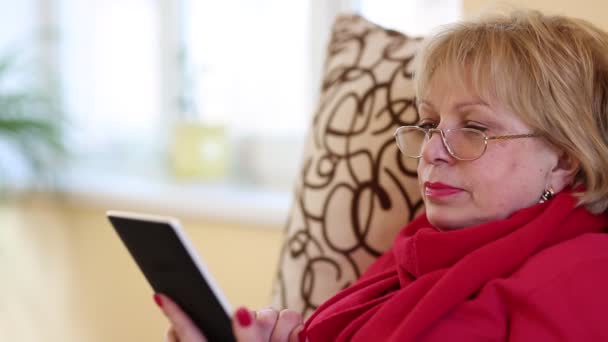 Žena čtení elektronické knihy — Stock video