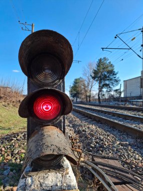 Demiryolu trafik lambası ve kırmızı ışık. Demiryolu trafik lambası - bir demiryolu üzerinde sinyal cihazı. Trafik ışığı kırmızıdır. Tren trafiği yasaktır.