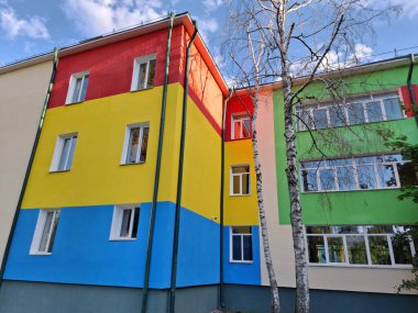 Okul binasının çok renkli yüzü
