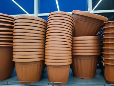 Süpermarket raflarında büyük kahverengi saksılar