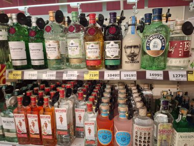 KYIV, UKRAINE, Kasım 7, 2025: Süpermarket raflarında farklı alkollü ürünler. Birçok alkollü içecek şişesi bir mağazanın alkollü içecekler bölümünde raflarda duruyor.