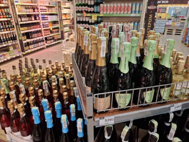 KYIV, UKRAINE, Kasım 7, 2025: Süpermarket raflarında farklı alkollü ürünler. Birçok alkollü içecek şişesi bir mağazanın alkollü içecekler bölümünde raflarda duruyor.