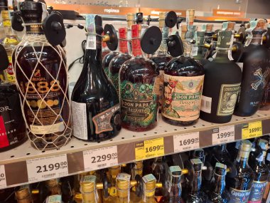 KYIV, UKRAINE, Kasım 7, 2025: Süpermarket raflarında farklı alkollü ürünler. Birçok alkollü içecek şişesi bir mağazanın alkollü içecekler bölümünde raflarda duruyor.