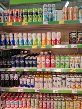 KYIV, UKRAINE, Kasım 7, 2025: Süpermarket raflarında farklı alkollü ürünler. Birçok alkollü içecek şişesi bir mağazanın alkollü içecekler bölümünde raflarda duruyor.