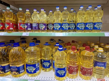 KYIV, UKRAINE, Kasım 2, 2025: Süpermarketteki raflarda birçok ayçiçeği yağı şişesi. Sarı ayçiçeği yağı şişeleri mağazadaki raflarda duruyor.