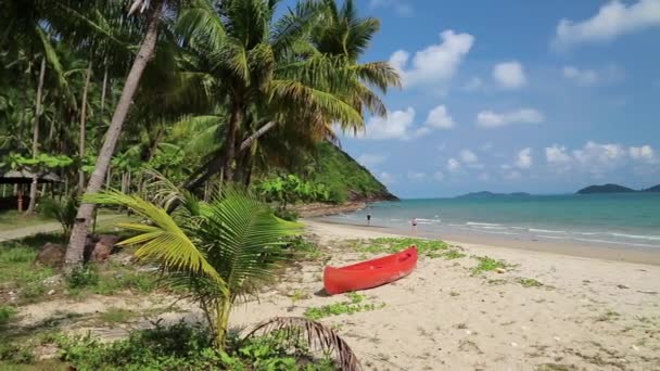 Canoa rossa sulla bellissima spiaggia tropicale — Video Stock