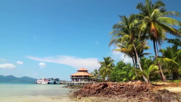 Koh Wai adada savaş gemileriyle Pier — Stok video