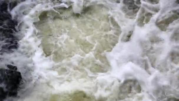 Schäumendes Wasser des Wasserfalls — Stockvideo