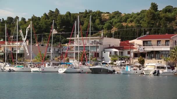 Båtar i hamnen i Nea Skioni by — Stockvideo