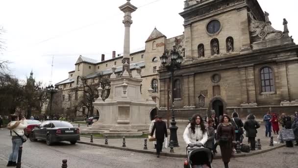 Gente cerca de la iglesia Bernardine en Lviv — Vídeos de Stock