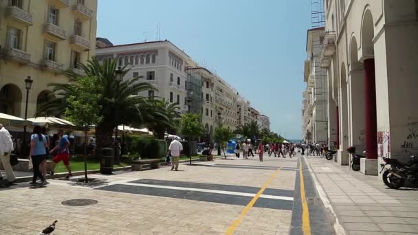 Ludzie w pobliżu placu Arystotelesa w Salonikach — Wideo stockowe