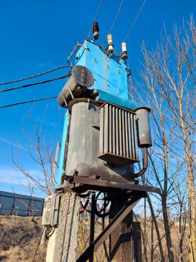 Şimdiki trafo ve yüksek voltajlı elektrik hatları