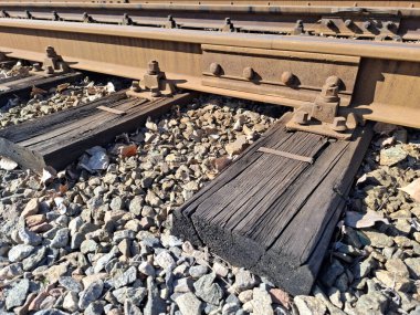 Tramvay demiryolu sistemi, eski ahşap yataklar ve paslı raylar.