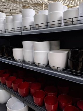 Süpermarket raflarında saksılar. Çiçekçide, çömlekçide birçok seramik ürün